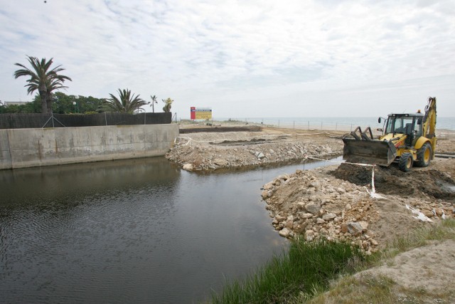 Fotorgrafia de les obres de preparaci per a la construcci del nou pont del passeig martim de Gav Mar sobre la Riera dels Canyars - fotografia publicada a la web LAPREMSADELBAIX.ES (19 d'Abril de 2010)